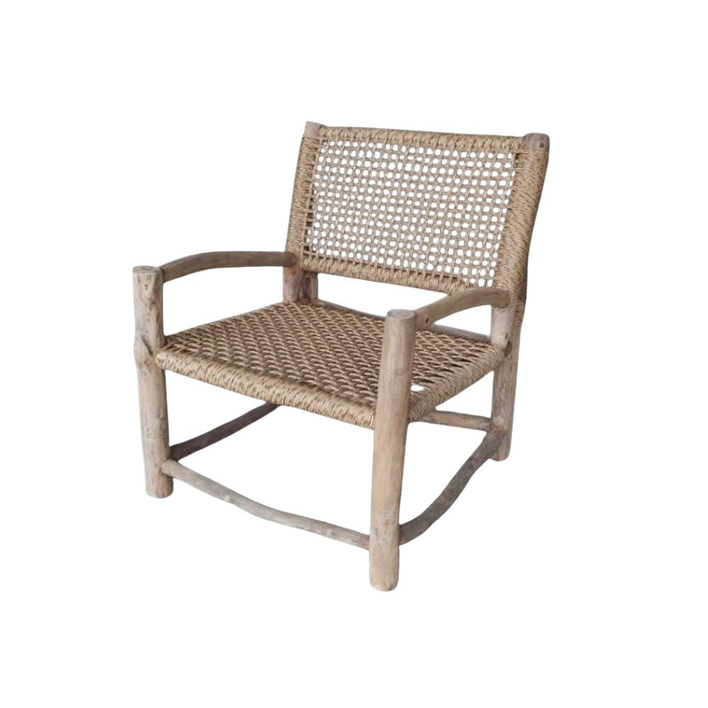 כורסא עץ טיק וראטן סינתטי מבית Fine Lab Home, עם מושב ומשענת קלועים, שלד עץ טיק טבעי ומסעדים פשוטים לעיצוב על-זמני.