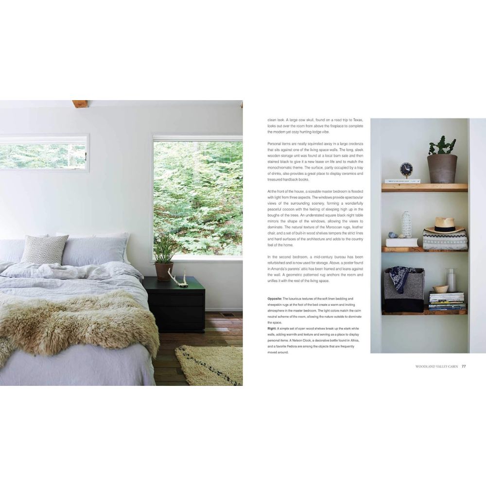 חדר שינה מודרני המעוצב בסגנון ספר עיצוב Relaxed Rustic מבית Fine Lab Home, הכולל מיטה גדולה, שמיכות מרקמות, חלונות בצד שמאל המשקיפים על צמחייה, ומדפים בצד ימין — משלב עיצוב סקנדינבי מרגיע ומעניק השראה לבית.