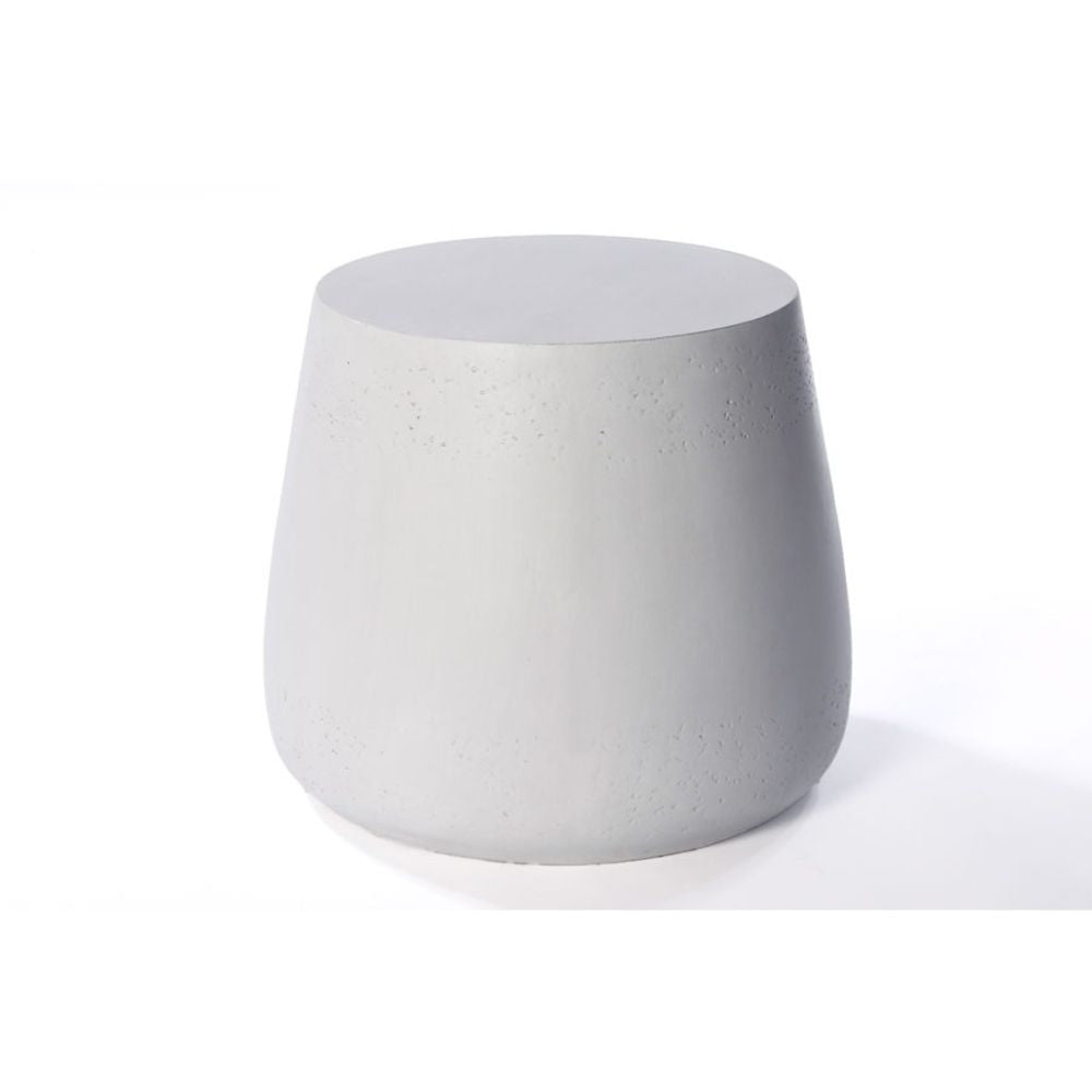 שולחן צד עגול, חלק, בצבע אפור בהיר-לבן מבית Fine Lab Home, בעל משטח שטוח ובסיס רחב, אידיאלי כפריט דקורטיבי או כשולחן צד לסלון, מוצג על רקע לבן.