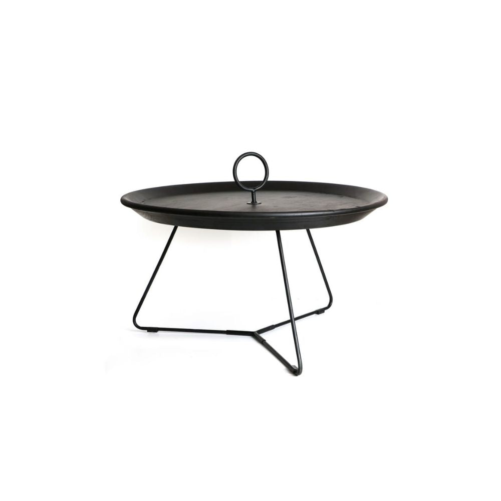 שולחן עגול מעץ וברזל מבית Fine Lab Home, בהשראת שולחן עגול מעץ וברזל, מתאפיין בעיצוב של מגש מוגבה ובשלוש רגליים זוויתיות, עם ידית מרכזית המאפשרת ניידות קלה — ומזכיר את הסגנון של שולחנות קפה מודרניים מברזל שחור.