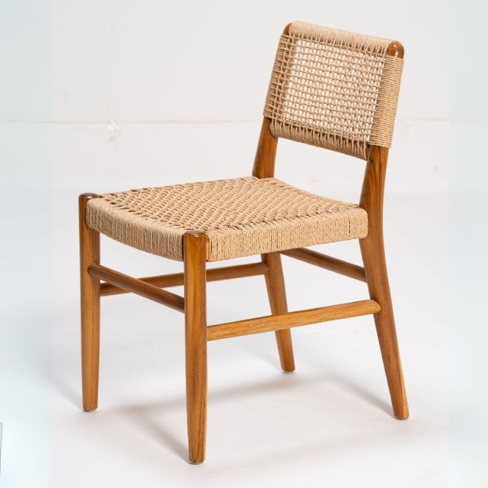 כיסא אוכל מעץ טיק ורטאן סינטטי מבית Fine Lab Home — כיסא בעיצוב מינימליסטי בסגנון מודרני, עם רגליים מוטות ומושב ומשענת מרקמה של רטאן — כיסא מעוצב מושלם לפינת האוכל.