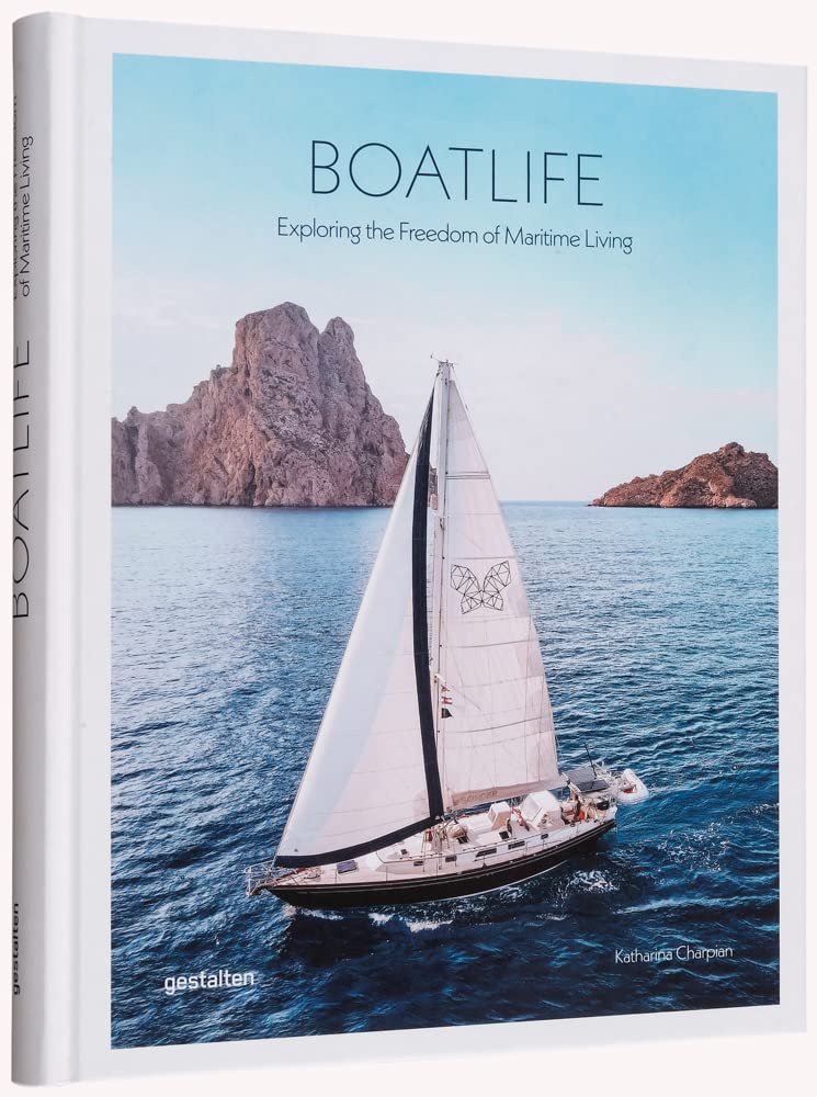 The Fine Lab Home ספר עיצוב boatlife הוא ספר בכריכה קשה המציג את החיים על סירות מפרש ליד איים סלעיים — בחירה אידיאלית לחובבי הים.