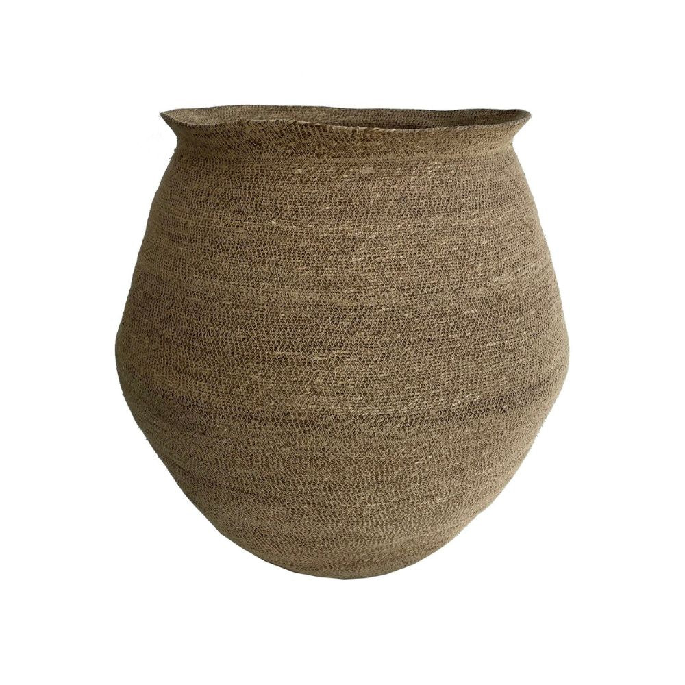סל אחסון עשב ים טבעי קוטר 65 מבית Fine Lab Home—סל עגול וגדול בעבודת יד, עם שוליים מתרחבים, מושלם כתוספת סגנונית לאחסון בכל חדר.