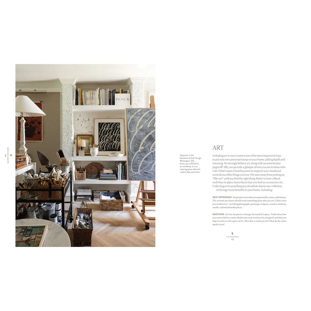 סטודיו לאמנות מואר היטב כולל מדפי ספרים, שולחן כתיבה, ציוד לאמנות, יצירות אמנות מופשטות על כן ציור, והספר "ספר עיצוב the essentials" מאת Fine Lab Home; טקסט על אמנות מופיע בצד ימין של התמונה.