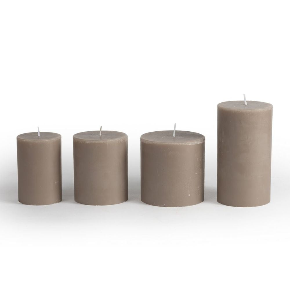 ארבעה נרות גליל בצבע מוקה מבית Fine Lab Home, בגבהים שונים, מסודרים בשורה מהנמוך לגבוה, על רקע לבן – עיצוב אלגנטי המשרה אווירה חמימה בבית.