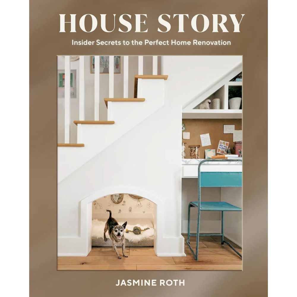 כריכת הספר "ספר עיצוב house story" מאת Fine Lab Home, המציגה גרם מדרגות מודרני, אלמנטים של עיצוב הבית וכלב קטן המשתרע בפינה נעימה מתחת.