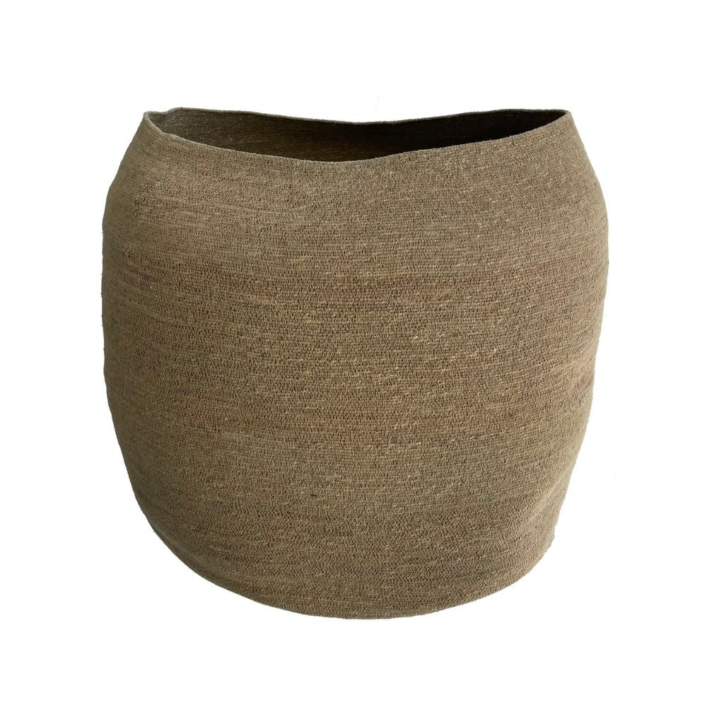 הסל "סל עשב ים טבעי קוטר 70" של Fine Lab Home עשוי בעבודת יד מסיבי קש טבעיים בגוון חום, עם שפת סל לא אחידה - מושלם לעיצוב הבית או לאחסון אלגנטי.