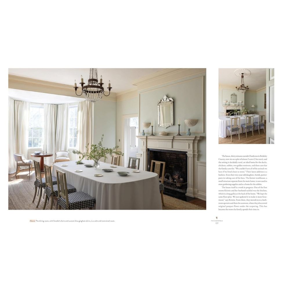 חדר אוכל המעוצב בסגנון עיצוב פנים: שולחן ארוך עם מפה לבנה וכיסאות עץ ליד חלונות מוארים בשמש, המהדהדים את ההשראה הנצחית הנמצאת בספר עיצוב the essentials by Fine Lab Home.