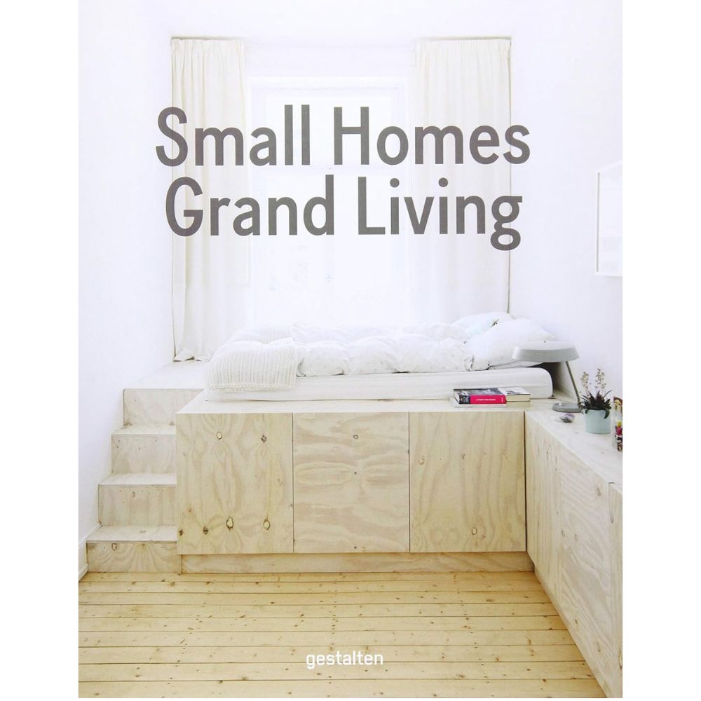 מיטה מינימליסטית עם פלטפורמת עץ ואחסון מובנה בחדר קטן ומואר — אידיאלית לבתים קומפקטיים ולעיצוב פנים לחללים קטנים — מתוך הספר "עיצוב בתים קטנים וחיים גדולים" מאת Fine Lab Home. בתים קטנים וחיים גדולים.