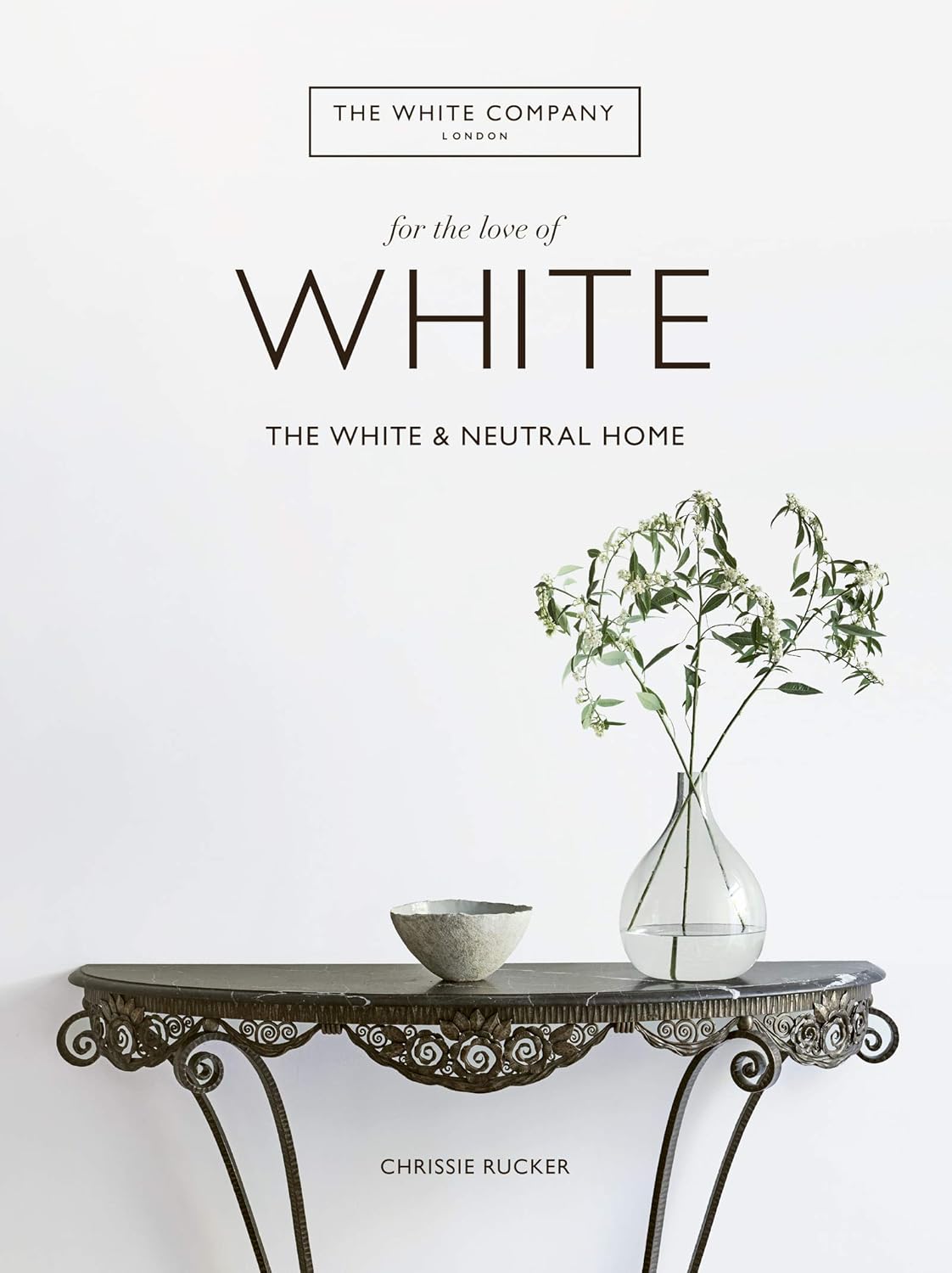 ספר העיצוב "for the love of white" בכריכה קשה כולל עטיפה מינימליסטית עם שולחן, כוס לבנה ואגרטל עם פרחים.