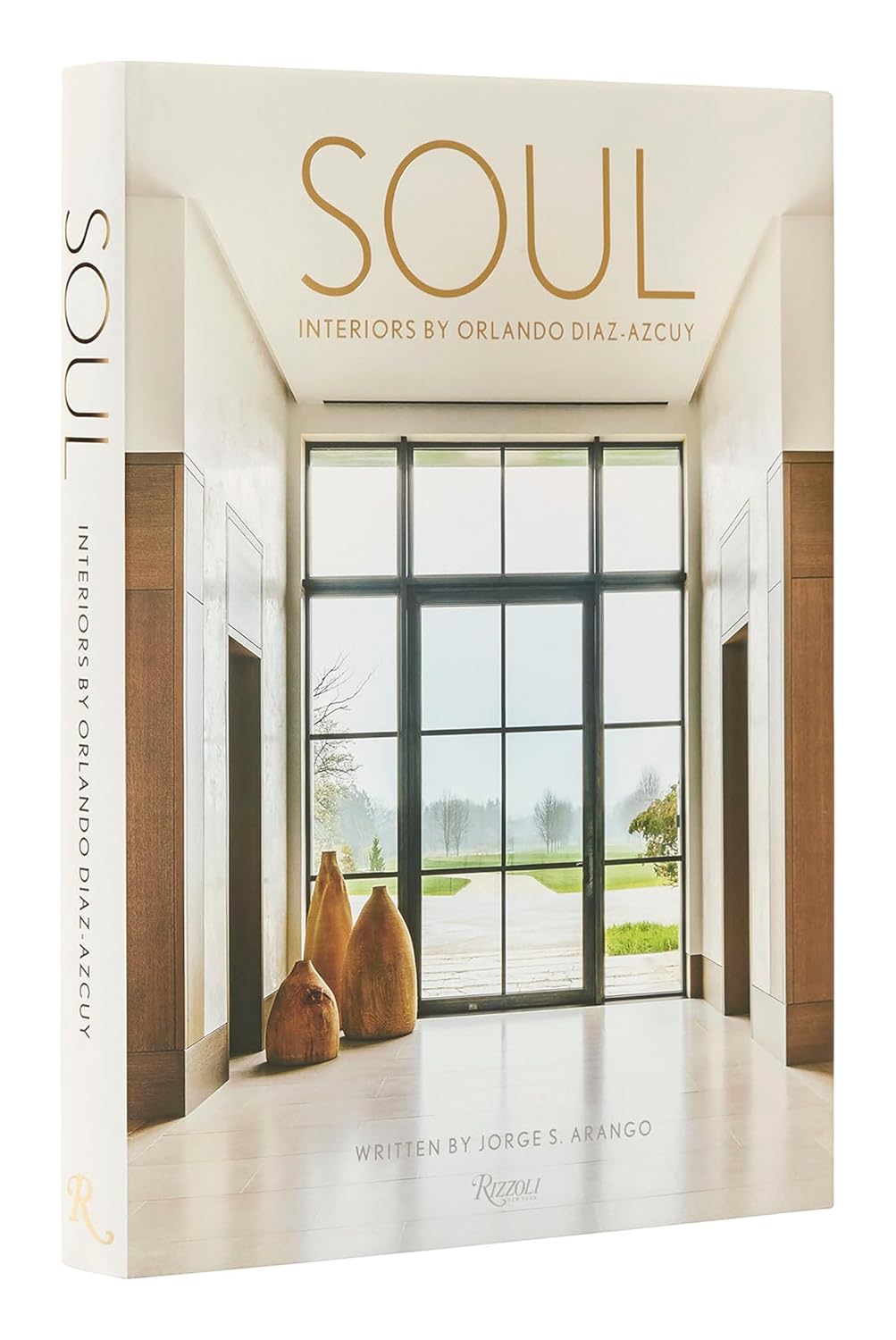 ספר עיצוב soul interiors מאת אורלנדו דיאז-אזקוי מבית Fine Lab Home, עם כריכה המציגה חדר מואר ומינימליסטי עם חלונות גבוהים ואגרטלים — השראה לעיצוב מודרני ולכל אסופת ספרי עיצוב.