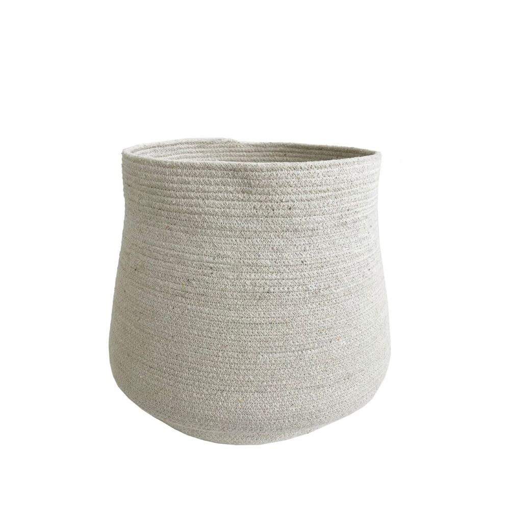 שתי סלסלות סל חבל כותנה לבן מבית Fine Lab Home, הזמינות בשני גדלים, מוצגות זו לצד זו על רקע לבן חלק.