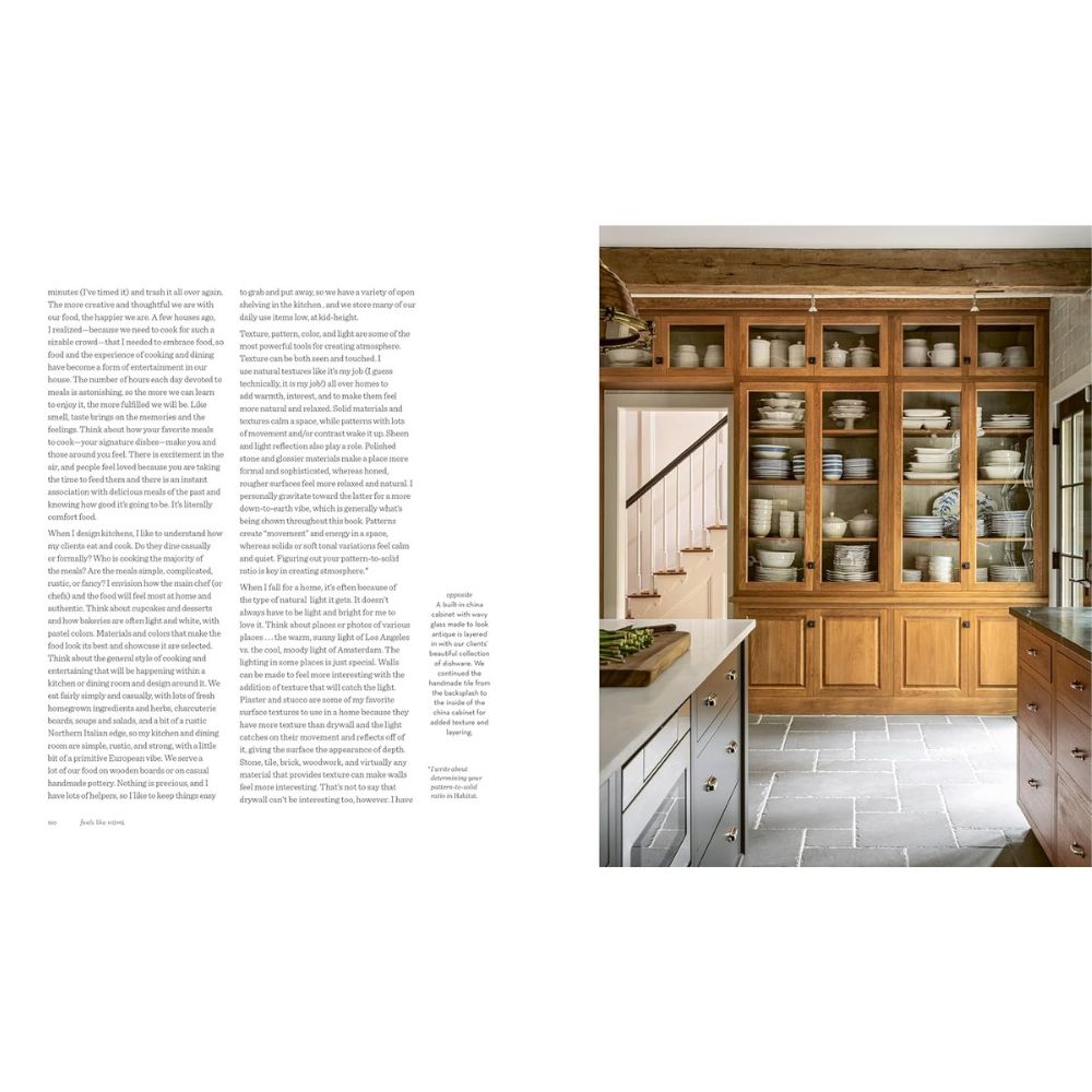דף מתוך ספר העיצוב של Fine Lab Home נותן תחושה של בית, עם טקסט משמאל ותמונה מימין של מטבח עם ארונות עץ, דלתות זכוכית וכלים מסודרים בקפידה.