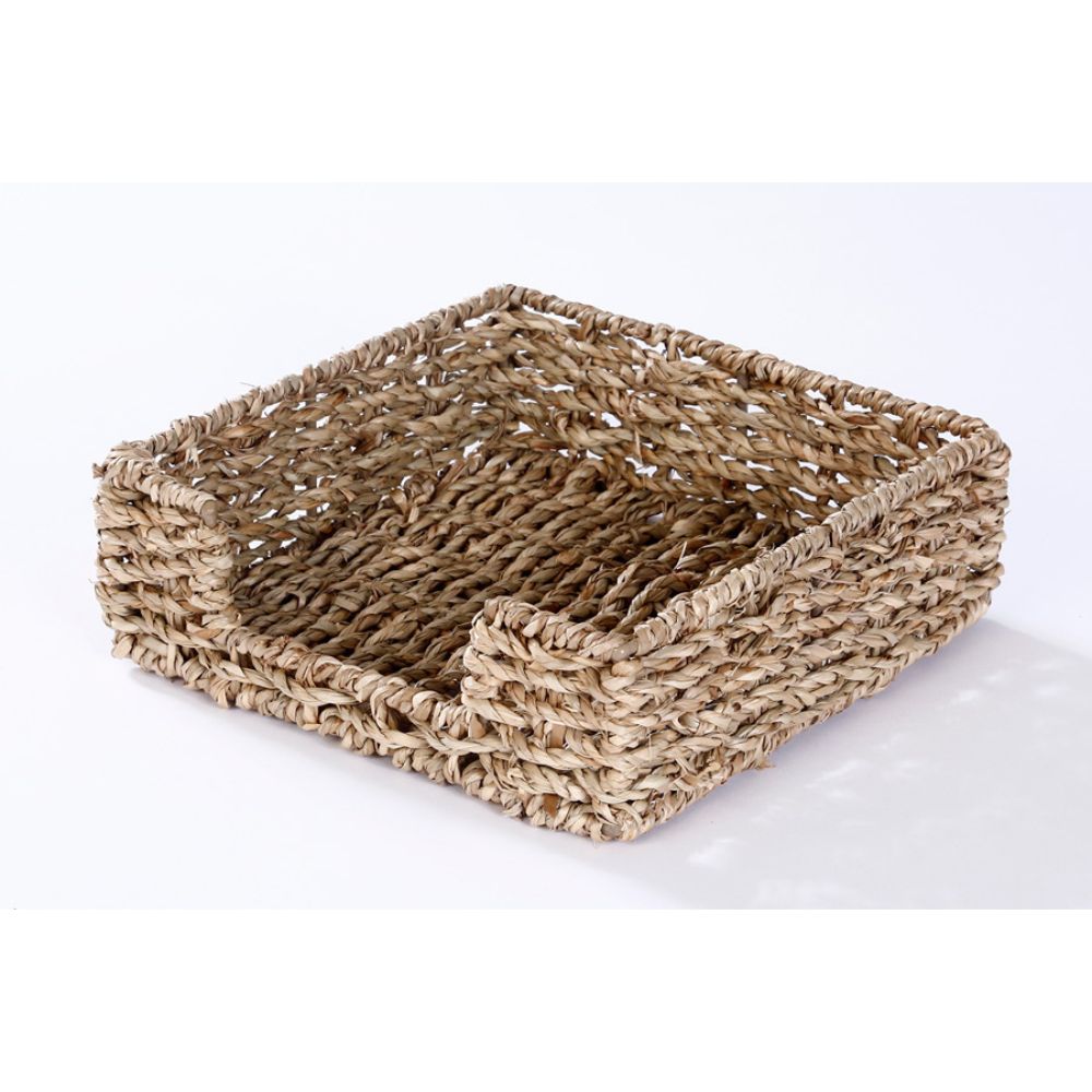 מתקן למפיות מחבל טבעי של Fine Lab Home – סלסלה מרובעת מקש סיסאל טבעי עם דפנות קצרות ופתח קדמי, אידאלית למפיות. מוצג על רקע לבן.