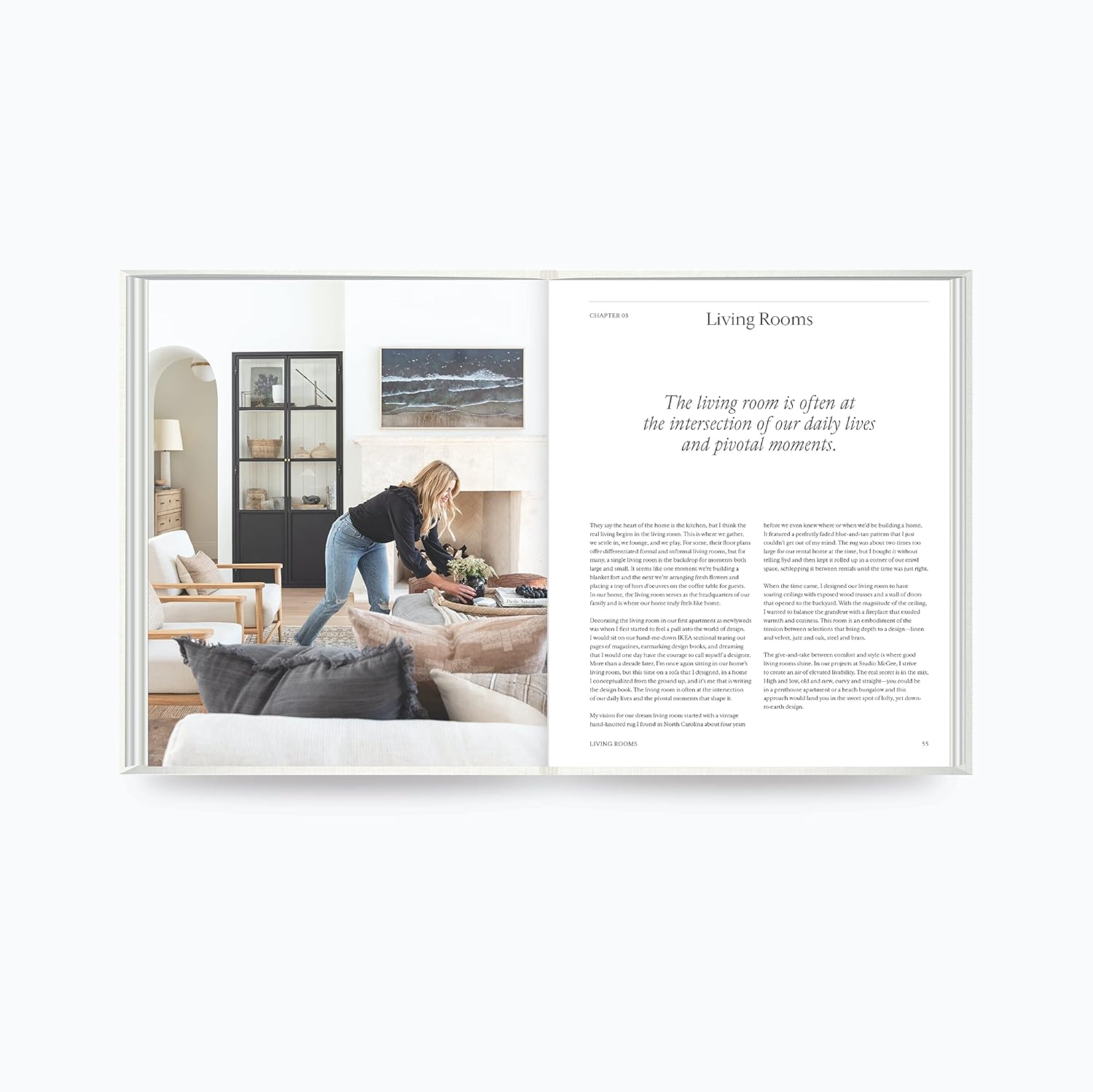 על עטיפת הספר "The Art of Home" מבית Fine Lab Home מופיעה אישה המסדרת פרחים במסדרון מואר בשמש, המשקפת את סגנון העיצוב האופייני למותג.