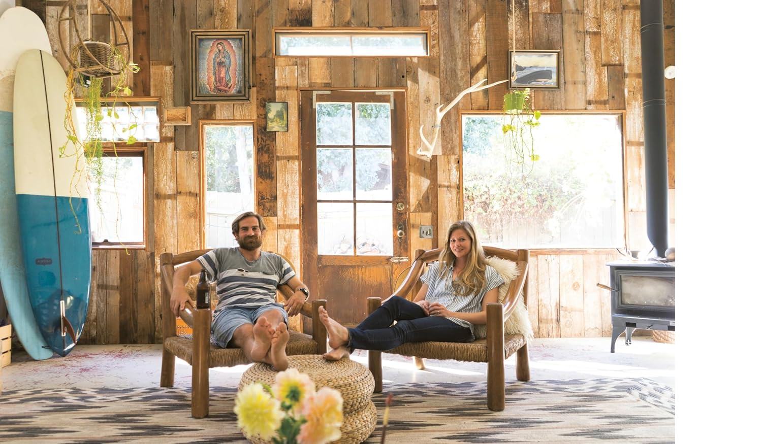 על עטיפת הספר "ספר עיצוב surf shacks" מאת Fine Lab Home מופיע הכותרת לצד שלוש תמונות של בתים כפריים בהשראת גלישה.