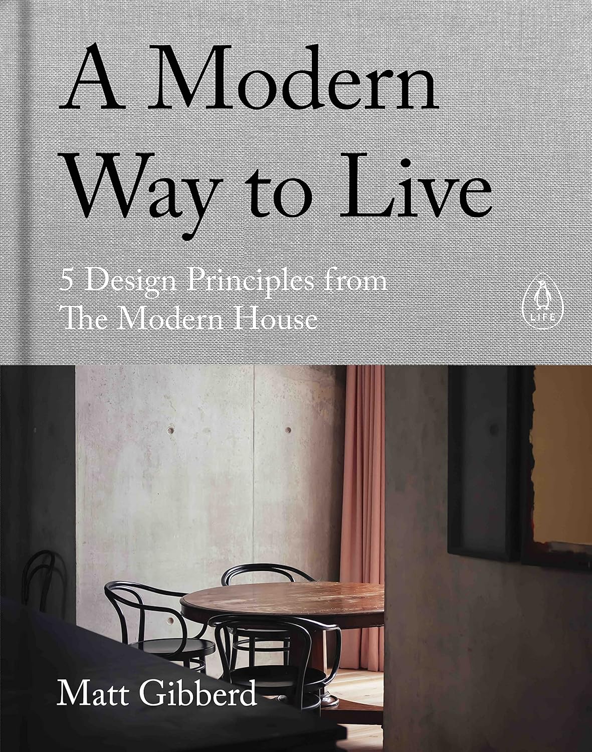 כריכת ספר העיצוב "modern way to live" מבית Fine Lab Home, עם שולחן עגול וכסאות בעיצוב מודרני מואר ברכות. כותרת המשנה: 5 עקרונות עיצוב של The Modern House לשיפור איכות החיים.
