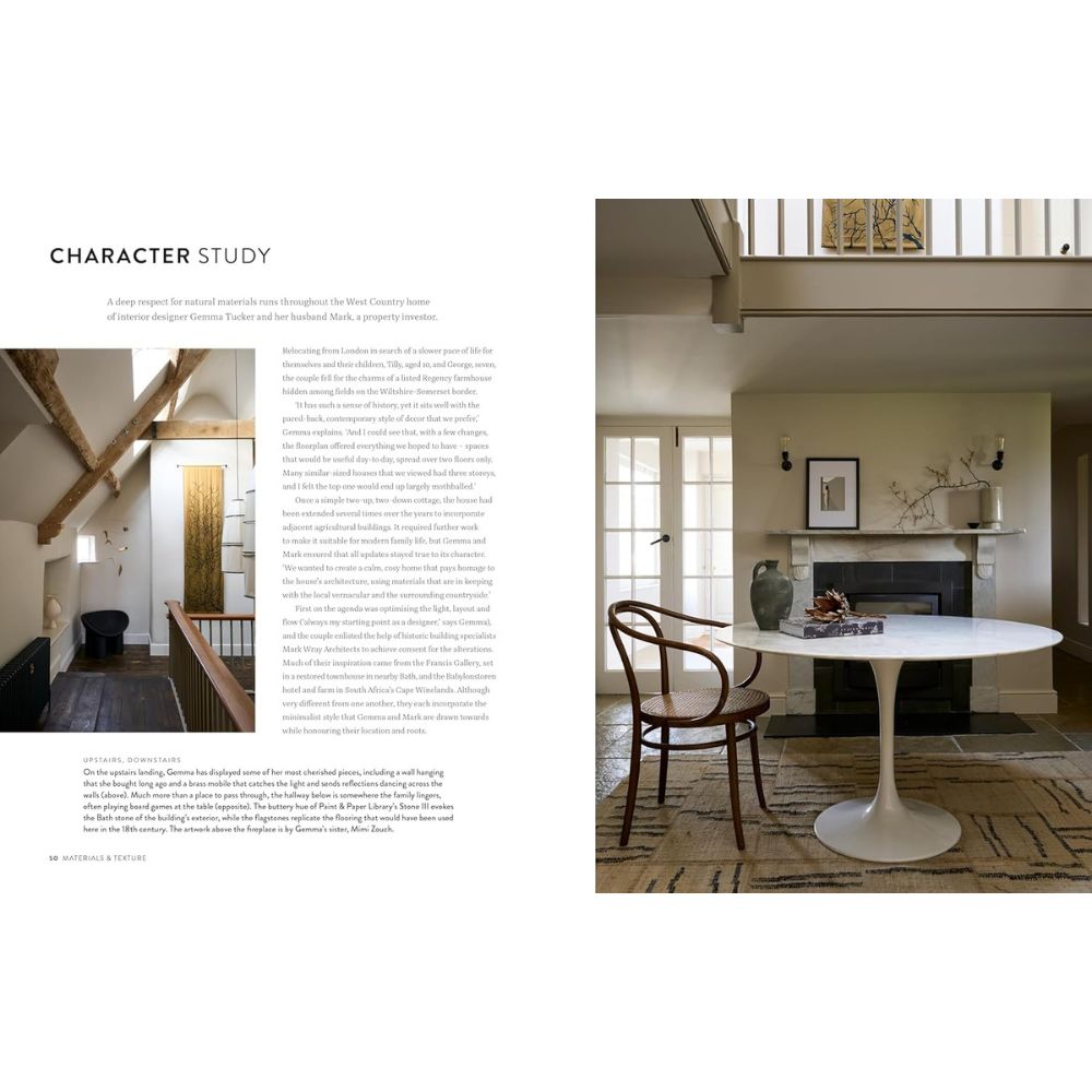 דף כפול במגזין הכולל כתבה על עיצוב ביופילי; בעמוד השמאלי מופיע הטקסט, ובעמוד הימני מוצג פינת אוכל המעוצבת בהשראת הספר "Bring the Outside In" של Fine Lab Home — שולחן עגול לבן, כיסא עץ, אח, יצירות אמנות ועיצוב ניטרלי וטבעי.