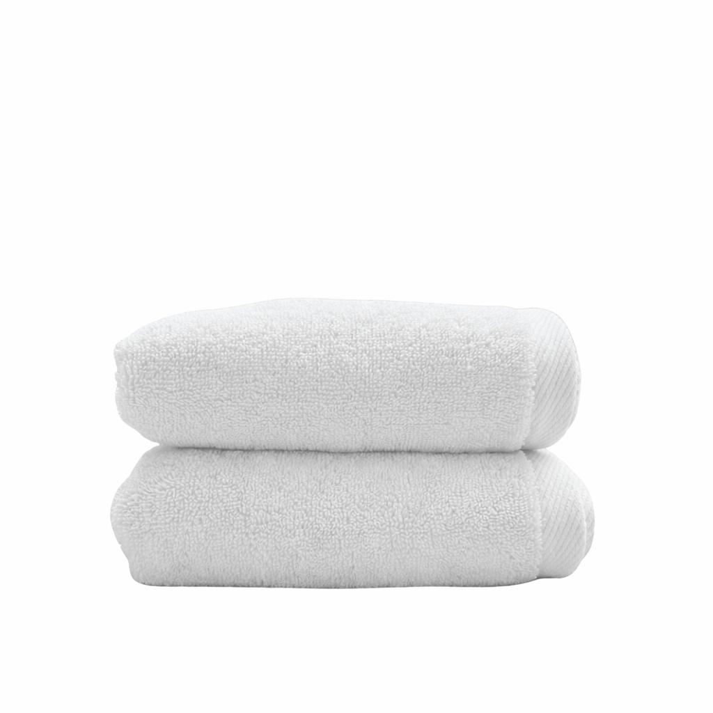 שתי מגבות פנים/ידיים בצבע לבן של Fine Lab Home, מקופלות ומונחות זו על גבי זו על רקע לבן.