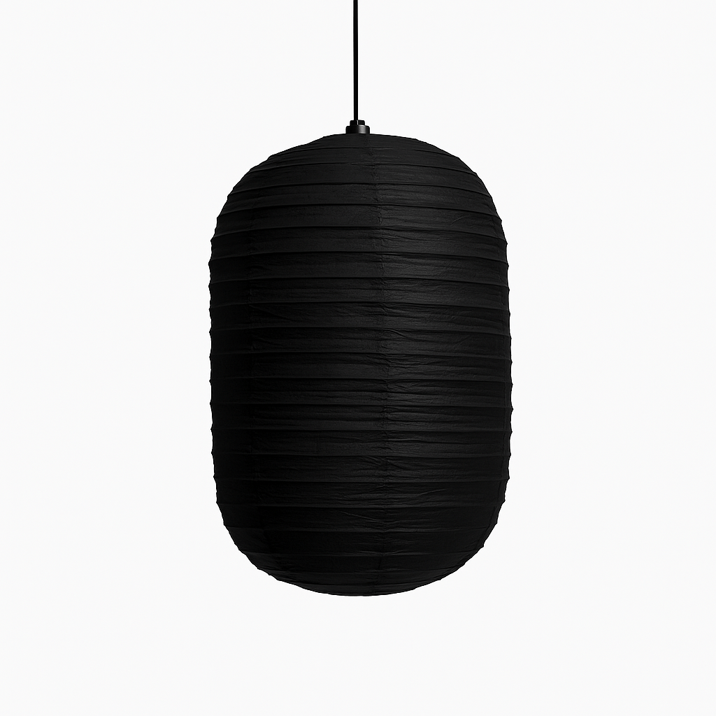אהיל תאורה פשתן שחור - folie מבית Fine Lab Home, גוף תאורה בעבודת יד בצורת אליפסה, תלוי על חוט שחור דק על רקע לבן חלק.