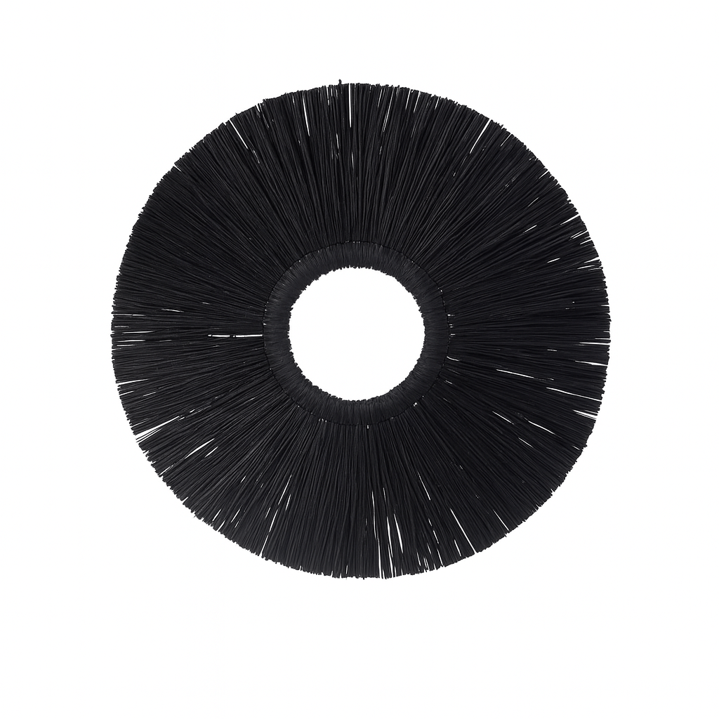 עיצוב ידני מעגלי לקישוט קיר עגול - קש שחור מבית Fine Lab Home, עם חור מרכזי וזיפים שחורים מסודרים כמו קרני שמש – מושלם לעיצוב הקיר על רקע לבן.