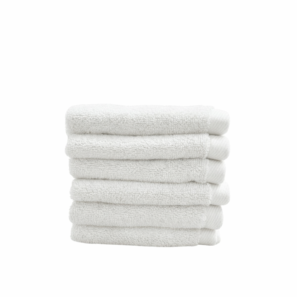 סט של שש מגבות ידיים לבנות מבית Fine Lab Home, עשויות מכותנה סרוקה, מסודרות על רקע לבן חלק, המציגות מארז 6 מגבות ידיים - צבע לבן לבית יוקרתי.