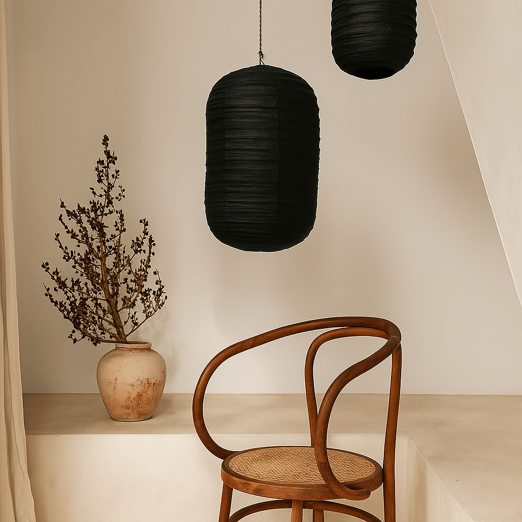 כיסא עץ ניצב לצד אגרטל קרמיקה עם ענפים יבשים, מתחת לשני אהיל תאורה פשתן שחור - folie מבית Fine Lab Home בחדר מינימליסטי.