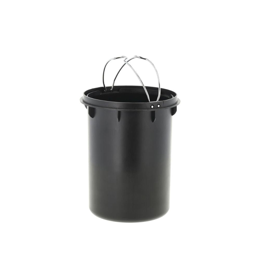 פח הפדל 3 ליטר Solo מבית Fine Lab Home הוא דלי פלסטיק שחור עם ידית מתכת, המתאים במיוחד כפח לאמבטיה או כפח עם דוושה, המוצג על רקע לבן חלק.