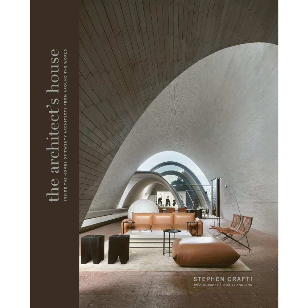 עטיפת הספר "The Architect's House" בהוצאת Fine Lab Home, המציגה חלל פנים מודרני מבטון עם קשתות, ריהוט מינימליסטי, חלונות רחבים ושפע של אור טבעי — מקור השראה אידיאלי לכל מי שמתעניין בבתים של אדריכלים או מחפש השראה בעיצוב פנים. מחבר: סטיבן קרפטי.