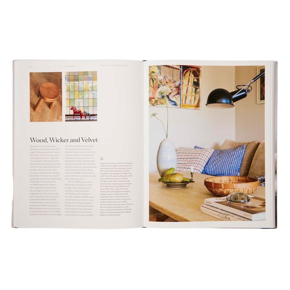 ספר העיצוב "The Vintage Way" מבית Fine Lab Home פתוח: בעמוד השמאלי מאמר בשם "Wood, Wicker and Velvet"; בעמוד הימני סצנת סלון בעיצוב סקנדינבי עם השראה לעיצוב פנים.