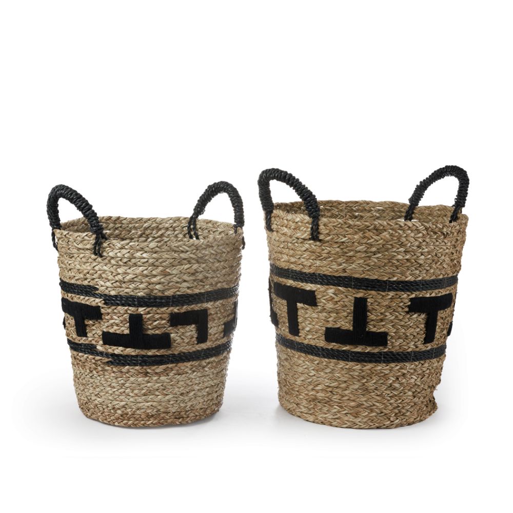 שני סלי אחסון סל עשב ים סרוג מבית Fine Lab Home, עם ידיות שחורות, בשני גדלים, משלבים שימוש מעשי עם קסם דקורטיבי למגע מסוגנן לכל חלל.