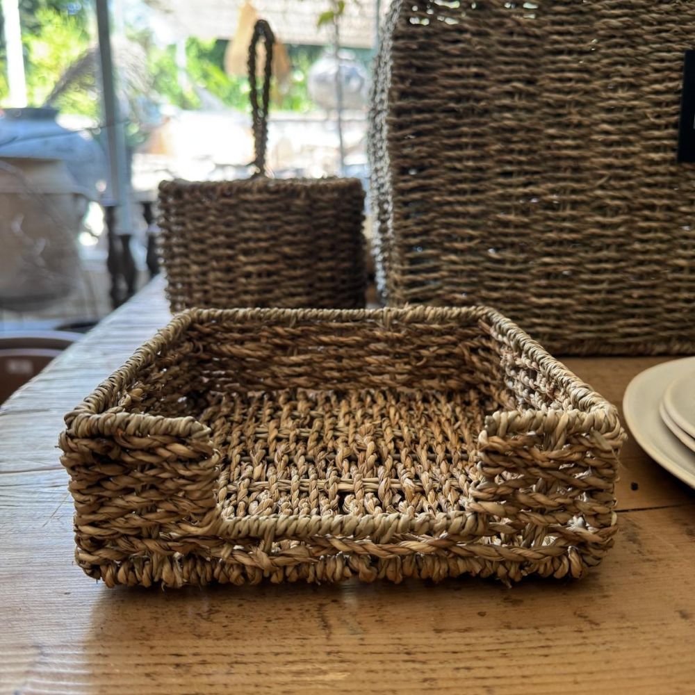 מתקן למפיות מחבל טבעי של Fine Lab Home – סלסלה מרובעת מקש סיסאל טבעי עם דפנות קצרות ופתח קדמי, אידאלית למפיות. מוצג על רקע לבן.