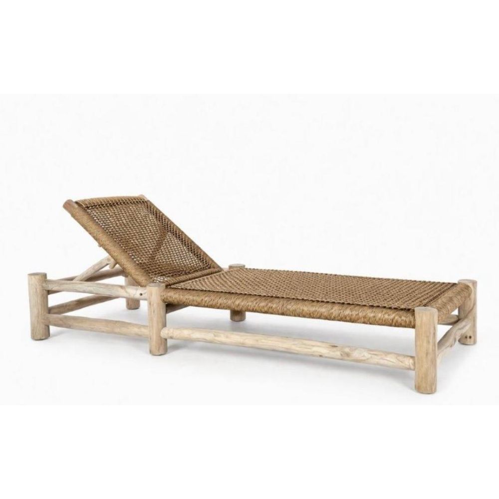 מיטת השיזוף מעץ טיק של Fine Lab Home כוללת שזירה מרטאן, מסגרת מעץ טיק בהיר ומשענת גב מתכווננת — מושלמת לרגיעה בחוץ. מוצגת על רקע לבן חלק.