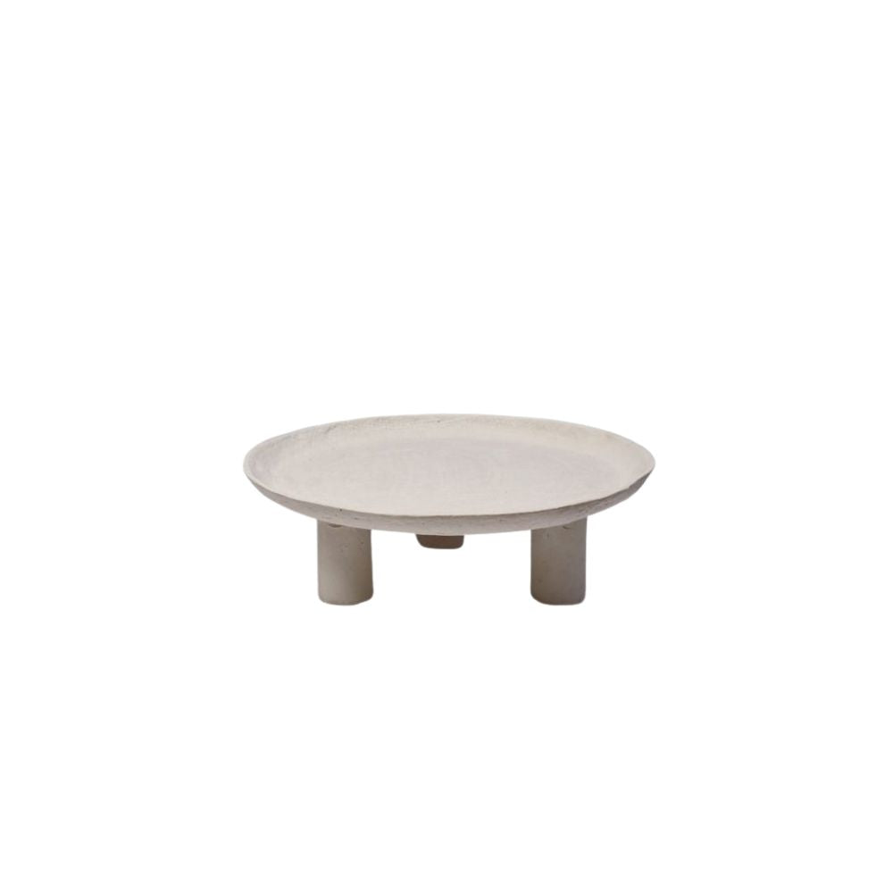 מגש 3 רגליים - שני גדלים מבית Fine Lab Home: מגש עגול מקרמיקה בגוון שמנת, עומד על שלוש רגליים גליליות קצרות, מוצג על רקע לבן.