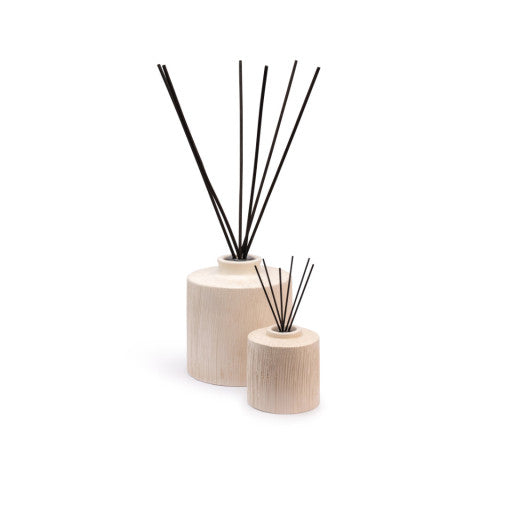 שני מפיצי ריח מסוג 'ORANGER' מבית Fine Lab Home, בעלי צורה גלילית העשויים קרמיקה, עם מקלות שחורים – האחד גבוה מהשני – המוצבים זה לצד זה על רקע לבן.
