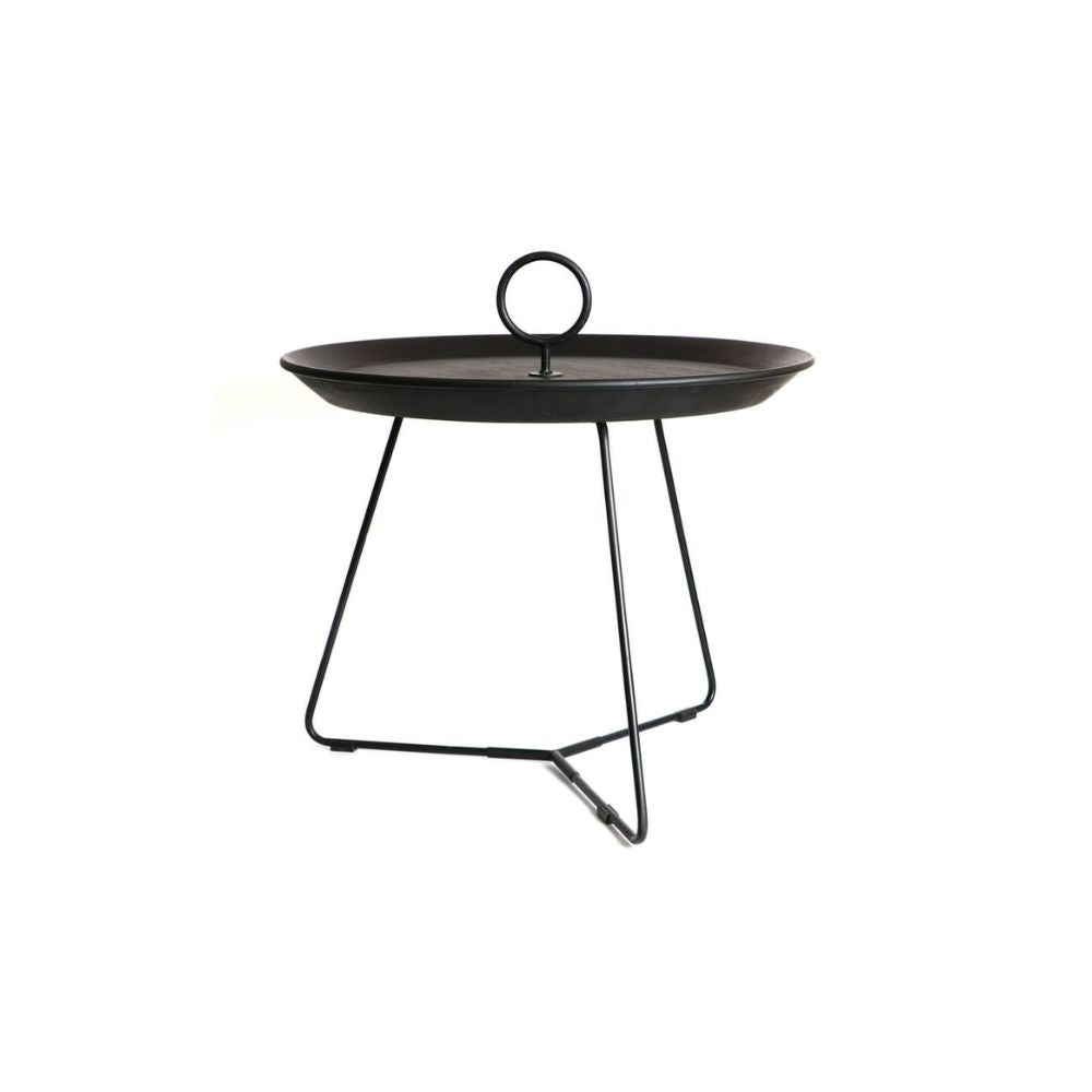 שולחן עגול מעץ וברזל מבית Fine Lab Home, עם מגש מתכת שחור וידית מרכזית, על רגלי חצובה — פתרון מושלם כשולחן מתכת שחור או כשולחן סלון מודרני.