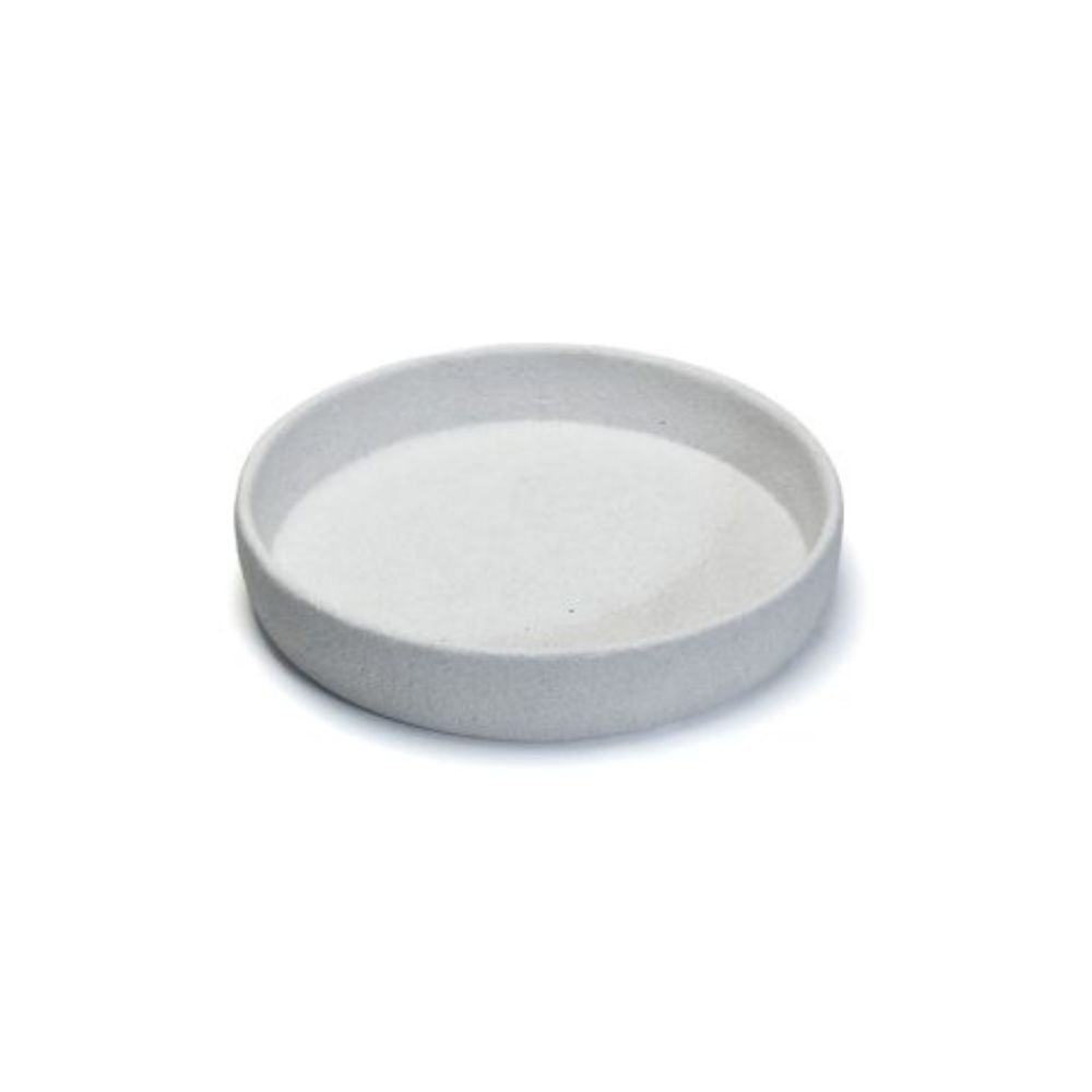 מגש עגול - TROPHY WHITE מבית Fine Lab Home מוצג על רקע לבן — עשוי קרמיקה בגוון אפור בהיר, עם דפנות נמוכות. מתאים כמגש לשולחן סלון או לתצוגת אביזרים.