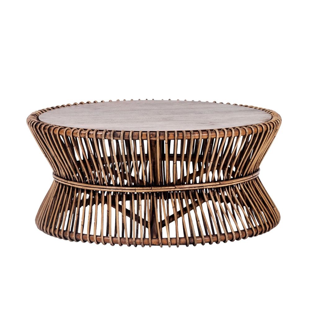 שולחן עגול מעץ מנגו וראטן מבית Fine Lab Home — שולחן סלון בעבודת יד עם משטח מעץ מנגו טבעי ובסיס ראטן קלוע בגוון חום, למראה ייחודי ושיק טבעי בסלון.