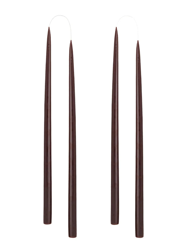שני נרות דקים וארוכים מדגם H45 מבית Fine Lab Home, המיוצרים משעוות פרפין איכותית בגוון חום עמוק, ניצבים זה לצד זה. בכל נר בולט פתיל קצר בחלקו העליון, על רקע לבן אחיד.