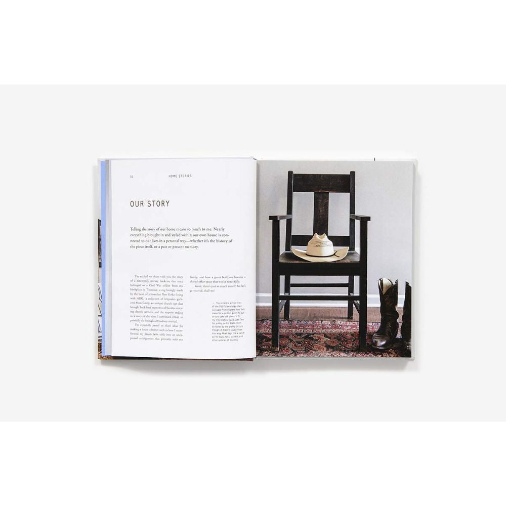 הספר "Home Stories" מבית Fine Lab Home נפתח בעמוד שכותרתו "הסיפור שלנו" משמאל, ותמונה של כיסא עץ עם כובע לבן ומגפיים מימין, ומציע השראה לבית ולעיצוב הבית.
