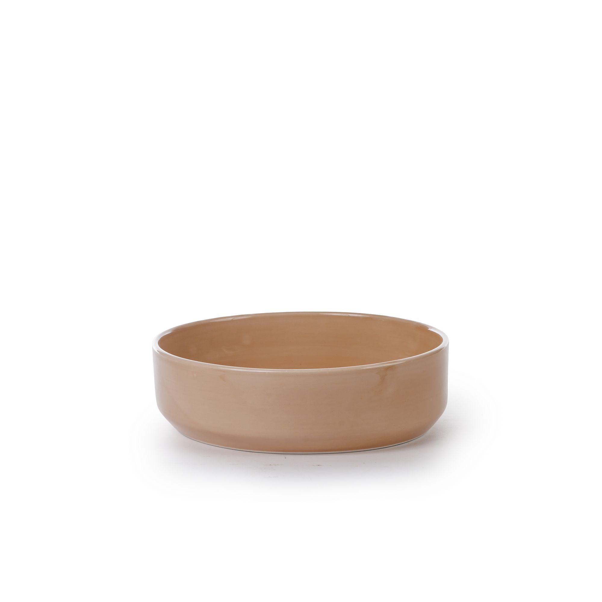 קערת הגשה מרקש - שני צבעים מבית Fine Lab Home, בעלת צורה עגולה פשוטה בגוון חום בהיר, מוצגת במרכז על רקע לבן.