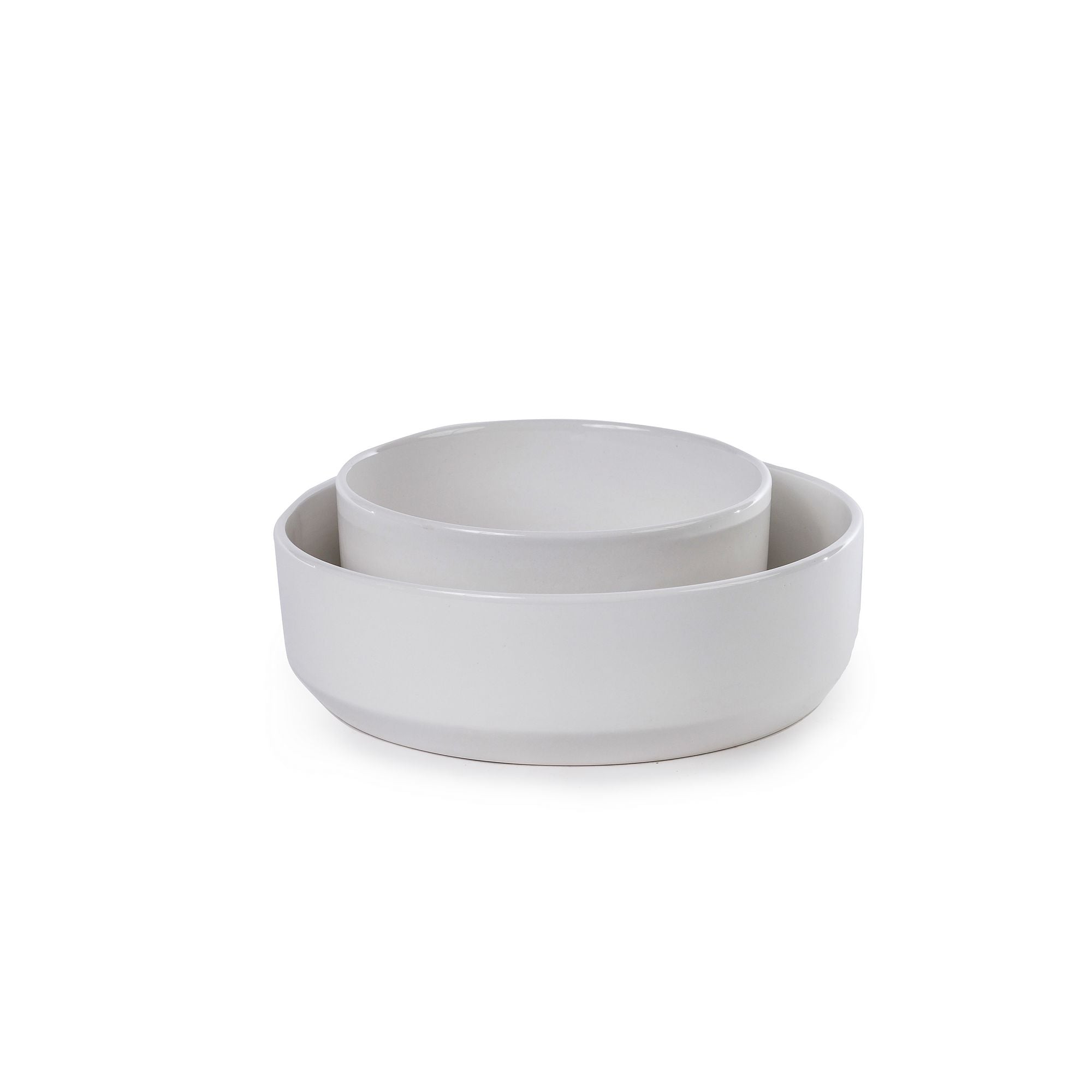 שתי קערות הגשה מרקש בשני צבעים מבית Fine Lab Home, המונחות זו בתוך זו באלגנטיות על רקע לבן — פריטים מינימליסטיים אלה מוסיפים תחכום מאופק לכל סידור שולחן.