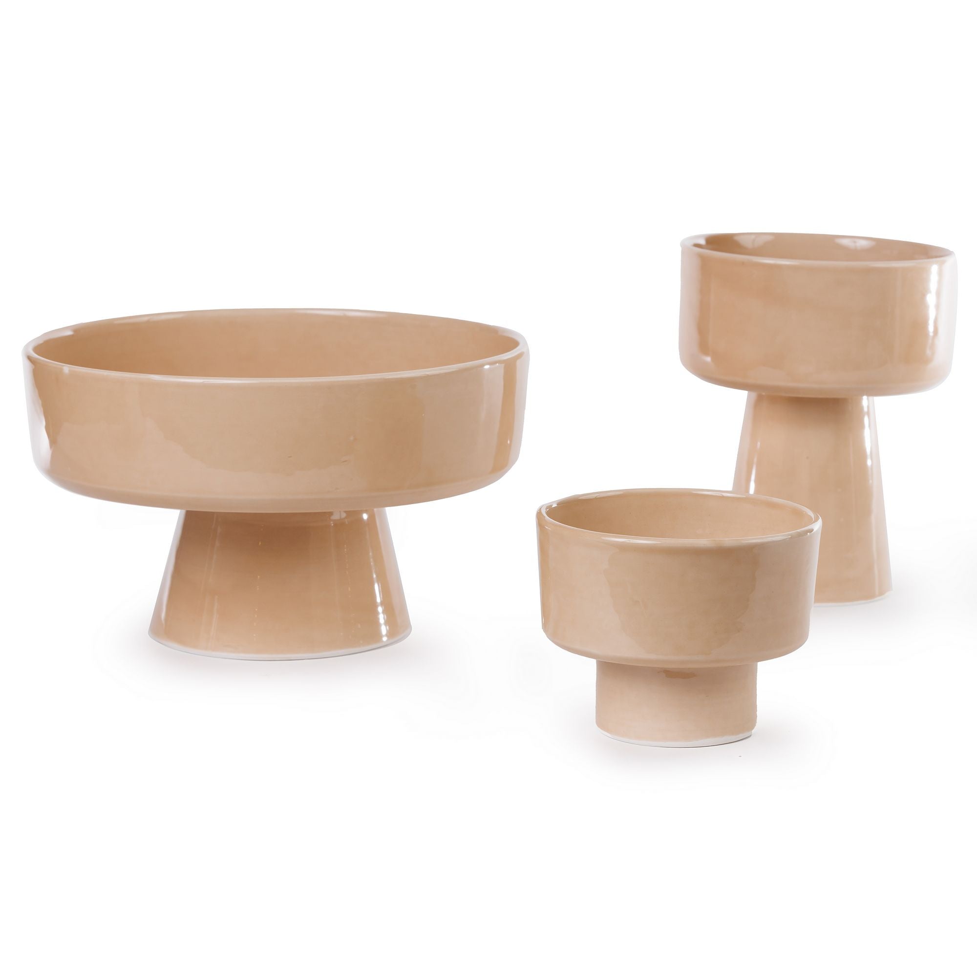 שלוש קערות על רגל מרקש – בשני צבעים מבית Fine Lab Home, בגבהים ורוחבים שונים, מוצגות באמנותיות על רקע לבן — כל אחת מהן היא עבודת יד ממרוקו המעניקה מגע ייחודי ואותנטי. קערות אלה, המושלמות כקערות הגשה מרקש, מביאות את האמנות המרוקאית האלגנטית לשולחנכם.