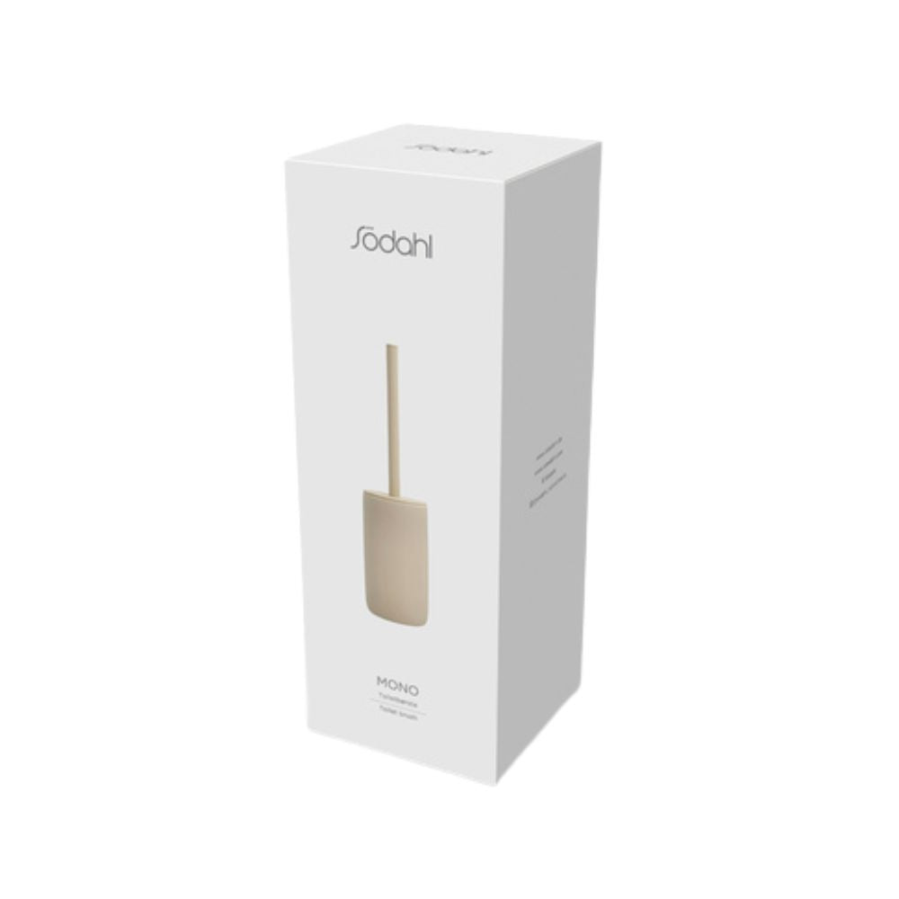 קופסה לבנה מלבנית עם לוגו של Fine Lab Home ותמונה של מברשת אסלה בצבע בז' שעליה הכיתוב "mono מברשת אסלה" בחזית, המציגה עיצוב סקנדינבי וכוללת מחזיק למברשת אסלה העשוי מקרמיקה איכותית.