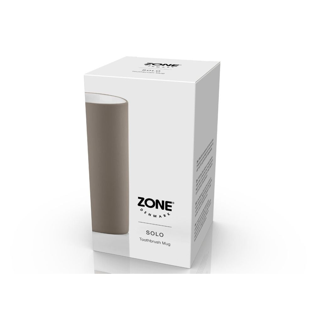 קופסה לבנה שעליה מודפס הכיתוב "Fine Lab Home solo כוס מברשת שיניים", ובה תמונה של כוס למברשות שיניים בצבע אפור בעיצוב סקנדינבי.