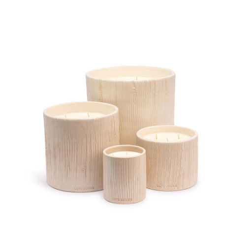 ארבעה נרות ריחניים מסדרת Fine Lab Home בצבע שמנת, מדגם “Fleur d’Oranger”, כל אחד בכלי קרמיקה מרקש בעל מרקם ייחודי, בעבודת יד ובגדלים שונים, מסודרים יחד על רקע לבן. כל נר ריחני ממלא את האוויר בניחוחות של פריחת הדרים, ויוצר אווירה שלווה ומזמינה.