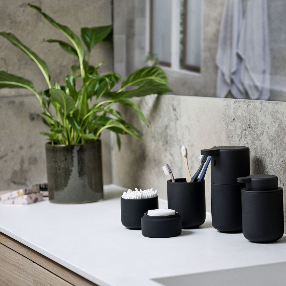 משטח אמבטיה עם כלי לצמר גפן של Fine Lab Home — זמין ב-4 צבעים — לצד עציץ ומראה גדולה, ליצירת עיצוב סקנדינבי מושלם.