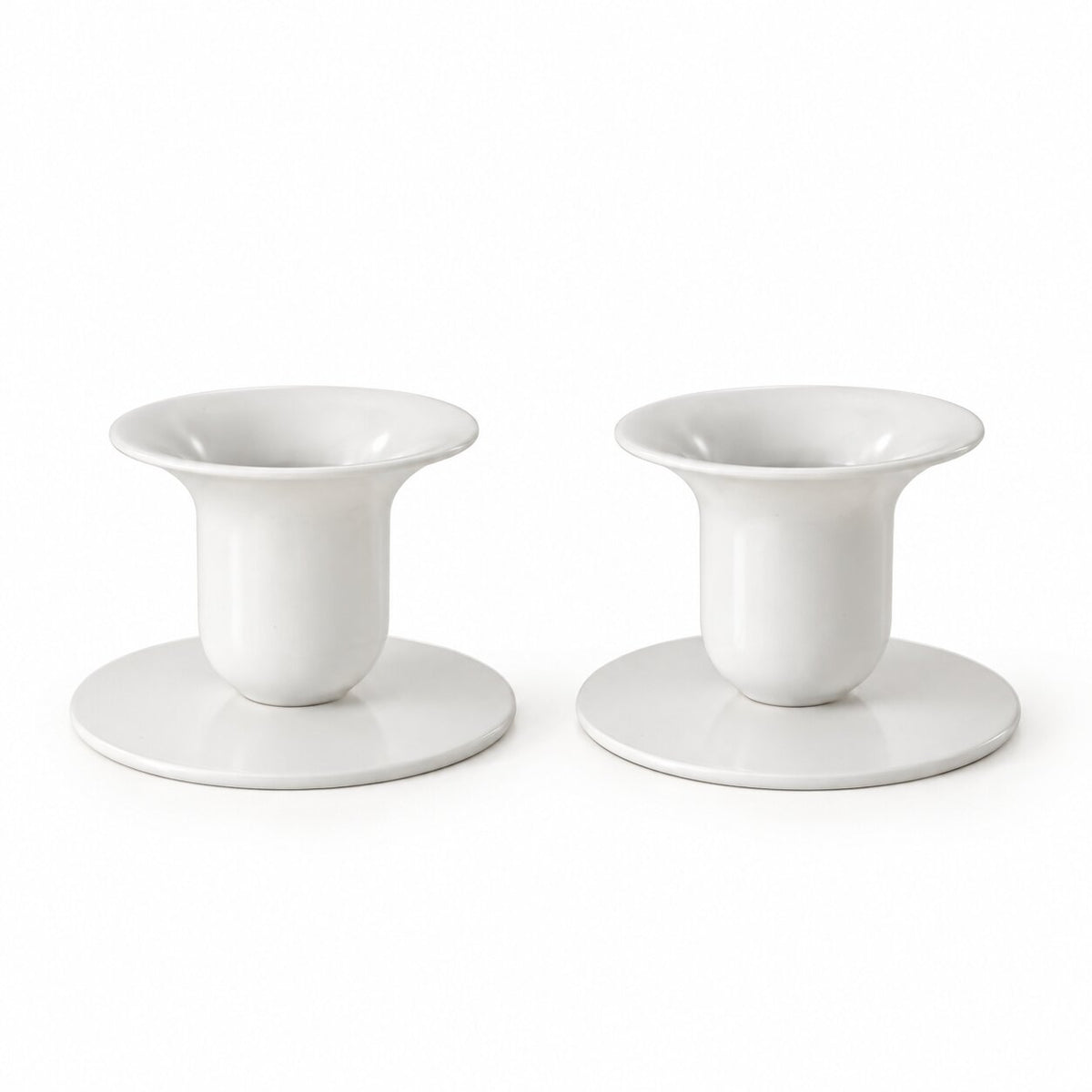 זוג פמוטים לבנים מינימליסטיים מדגם Bell מבית Fine Lab Home, בעלי עיצוב בצורת פעמון על בסיסים עגולים.